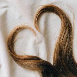 Capelli e benessere: come piccoli gesti quotidiani fanno la differenza